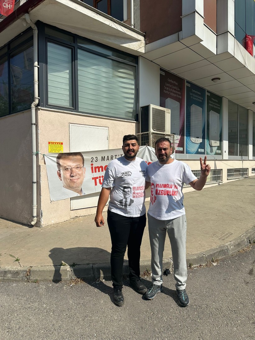 CHP’lilerden kent bayramlaşmasına İmamoğlu tişörtlü çıkarma