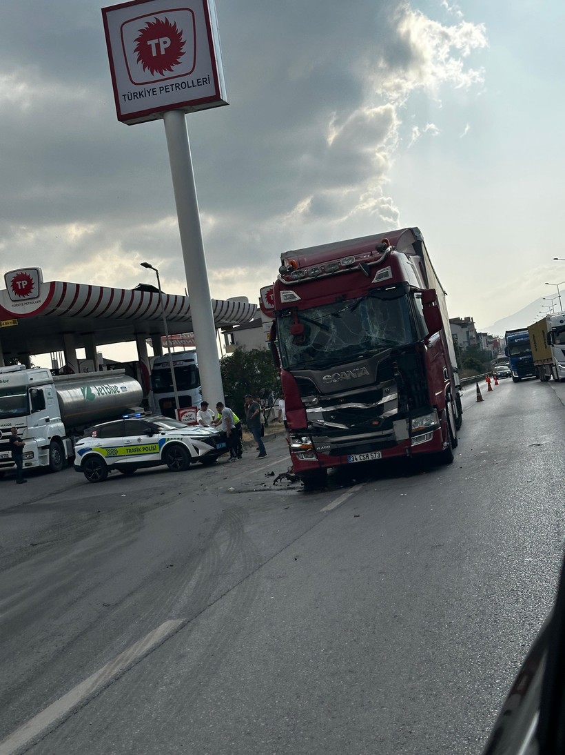 Körfez’de tır kazası trafiği kilitledi!