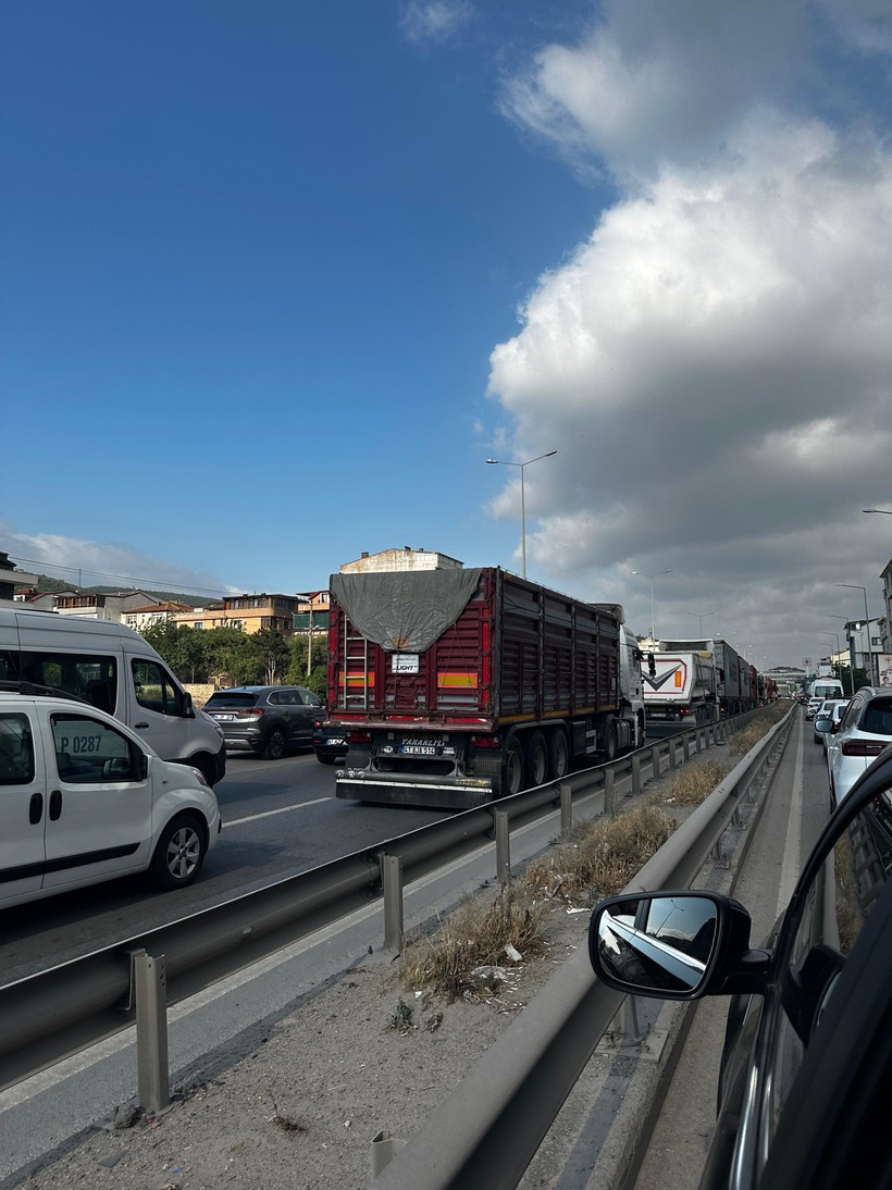 Körfez’de tır kazası trafiği kilitledi!