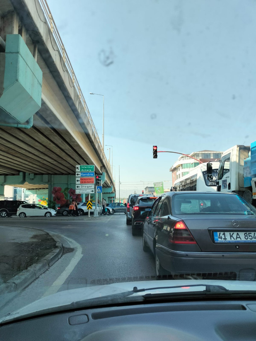 10 saniye yeşil uzun süre kırmızı: İzmit’teki sapak saç baş yolduruyor