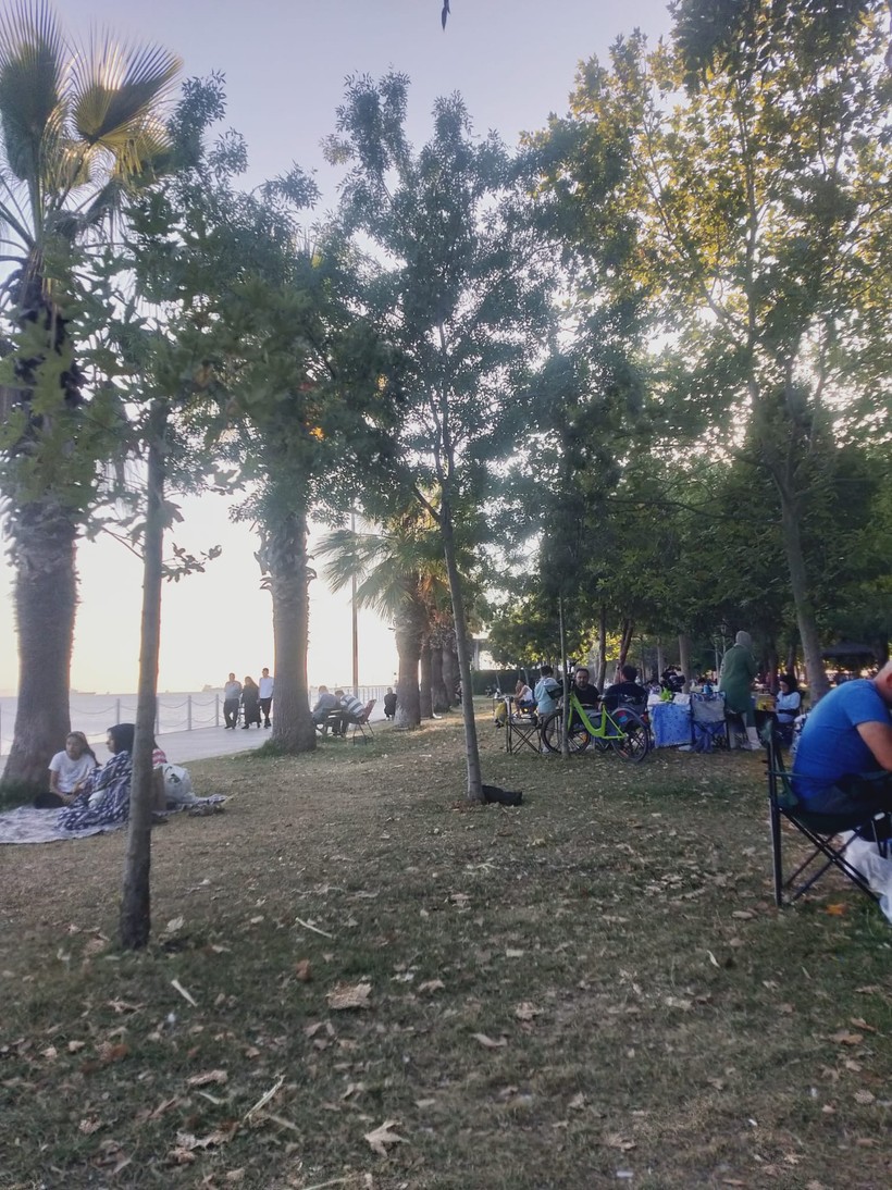 Körfezliler pazarı sahilde geçiriyor