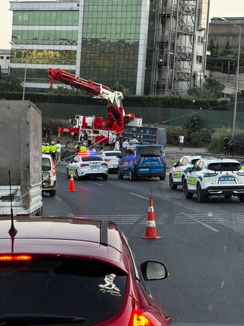 Kocaeli'de feci kaza sonrası trafik kilitlendi