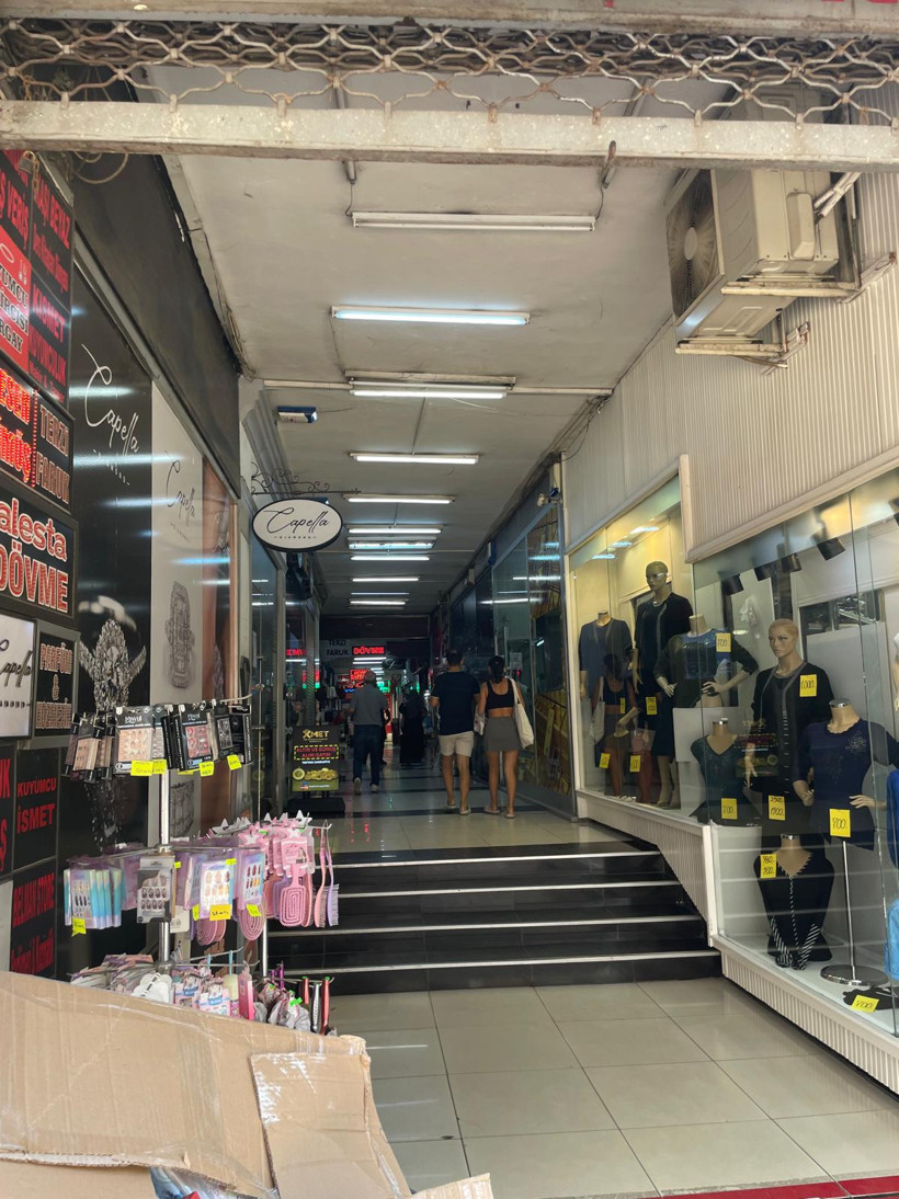 ‘Girmek tehlikelidir!’ Fethiye Caddesi’nde 60 yıllık pasaja dev pankart!