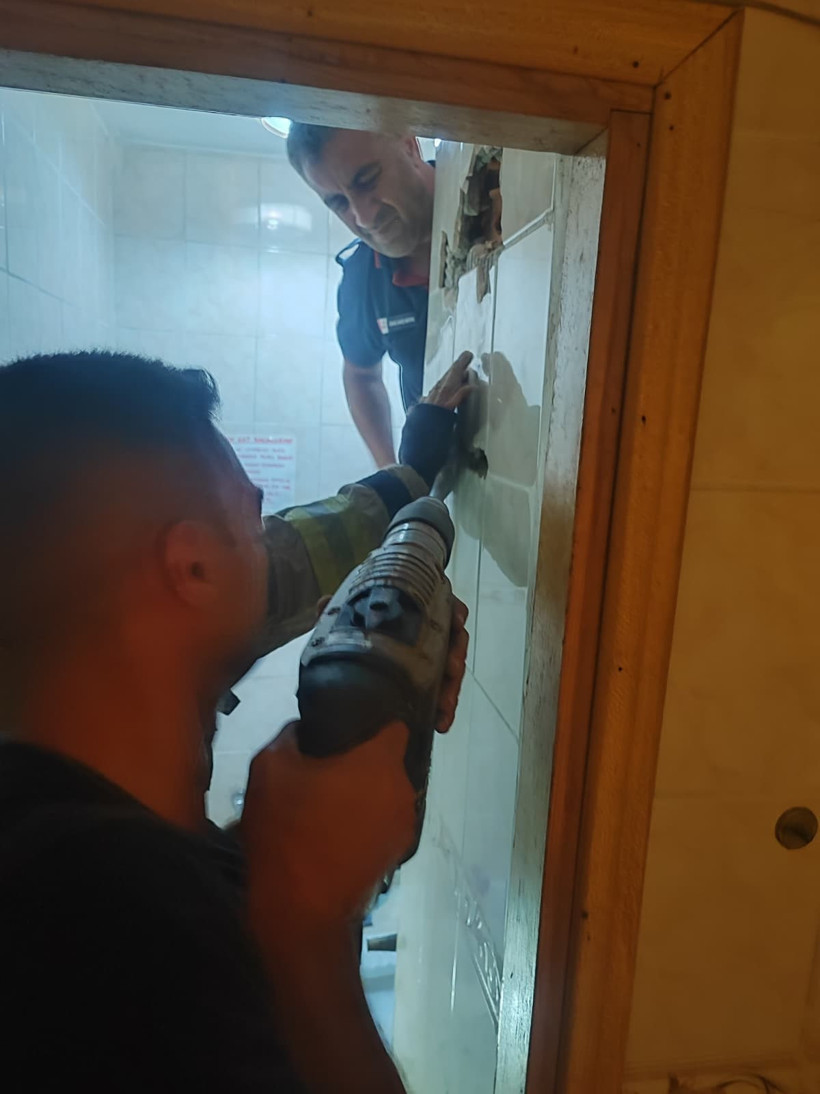 İzmit’te metrelerce yükseklikten düştü, itfaiye duvarı kırarak kurtardı