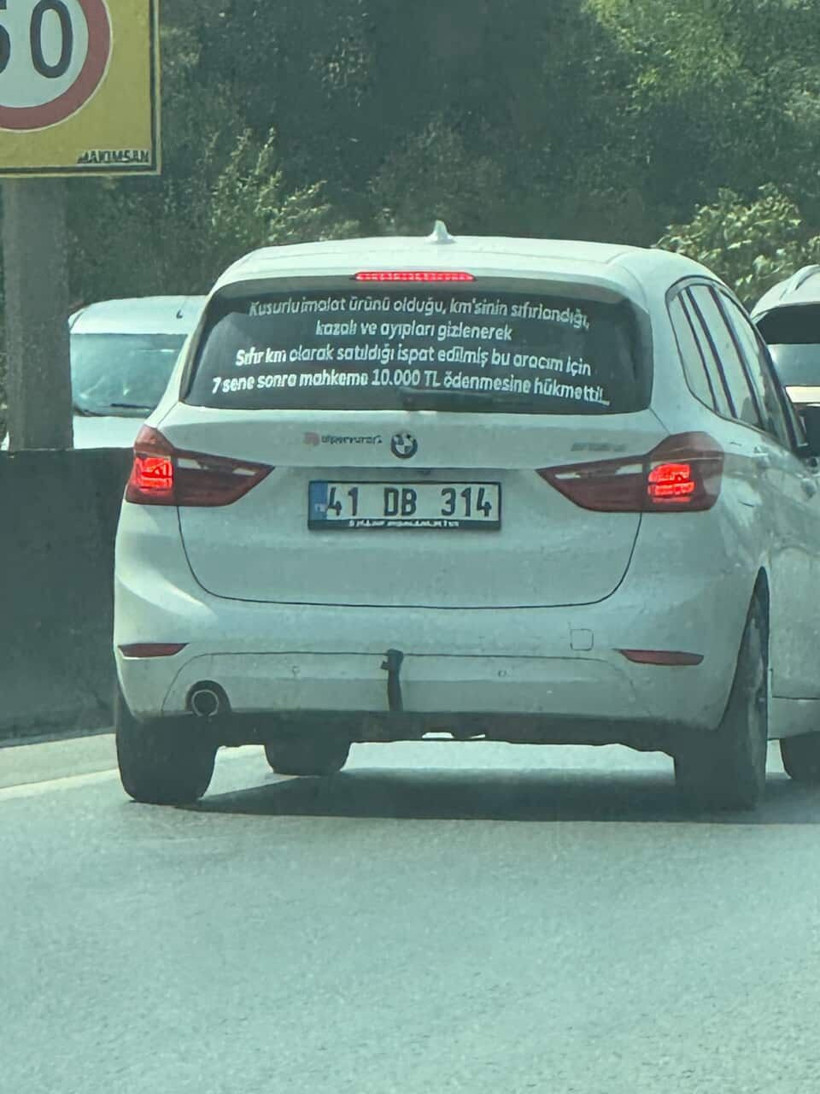 Kocaeli’de arabasının arkasına yazdığı yazıyı gören dönüp bir daha bakıyor