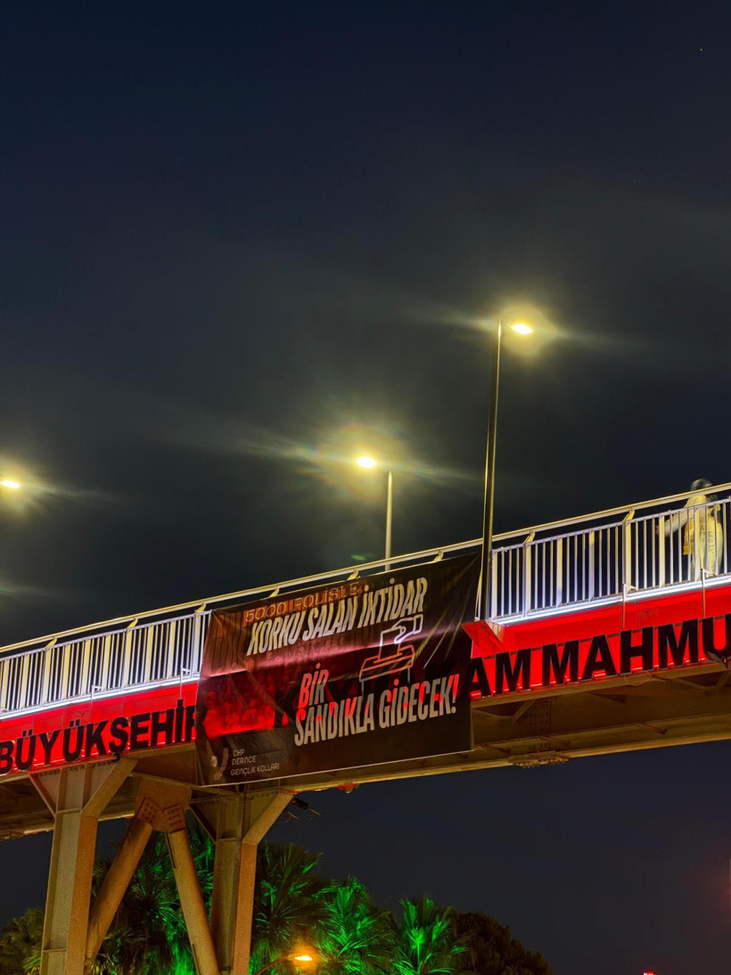 CHP’li gençlerden AKP’ye afişli mesaj!