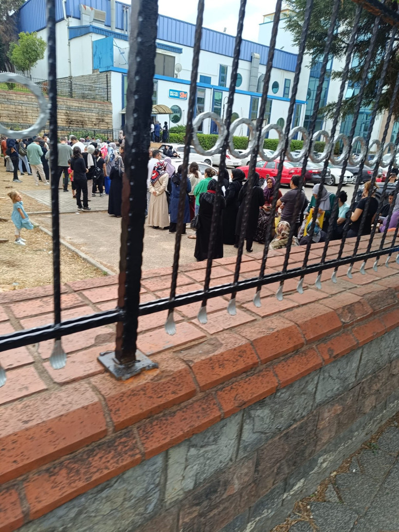 Kocaeli'de velinin hali... Kırtasiye yardımı için kuyruk oldular