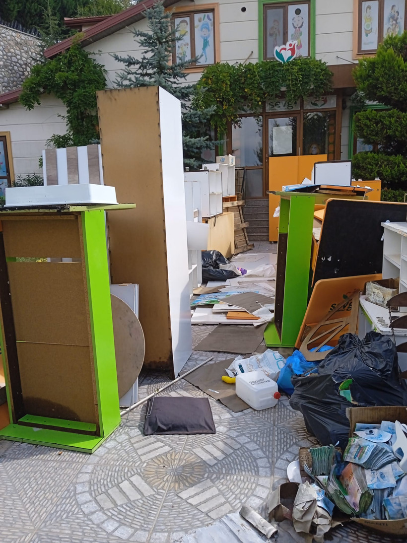 İzmit Belediyesi tahliye etti, eşyalar yağmurda çürüyor! Sebebi ÇUKUR mu?
