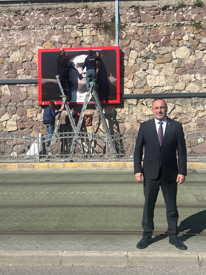 Yıllardır boş duruyordu: MHP’li Kazan Atatürk posterlerini yaptırdı