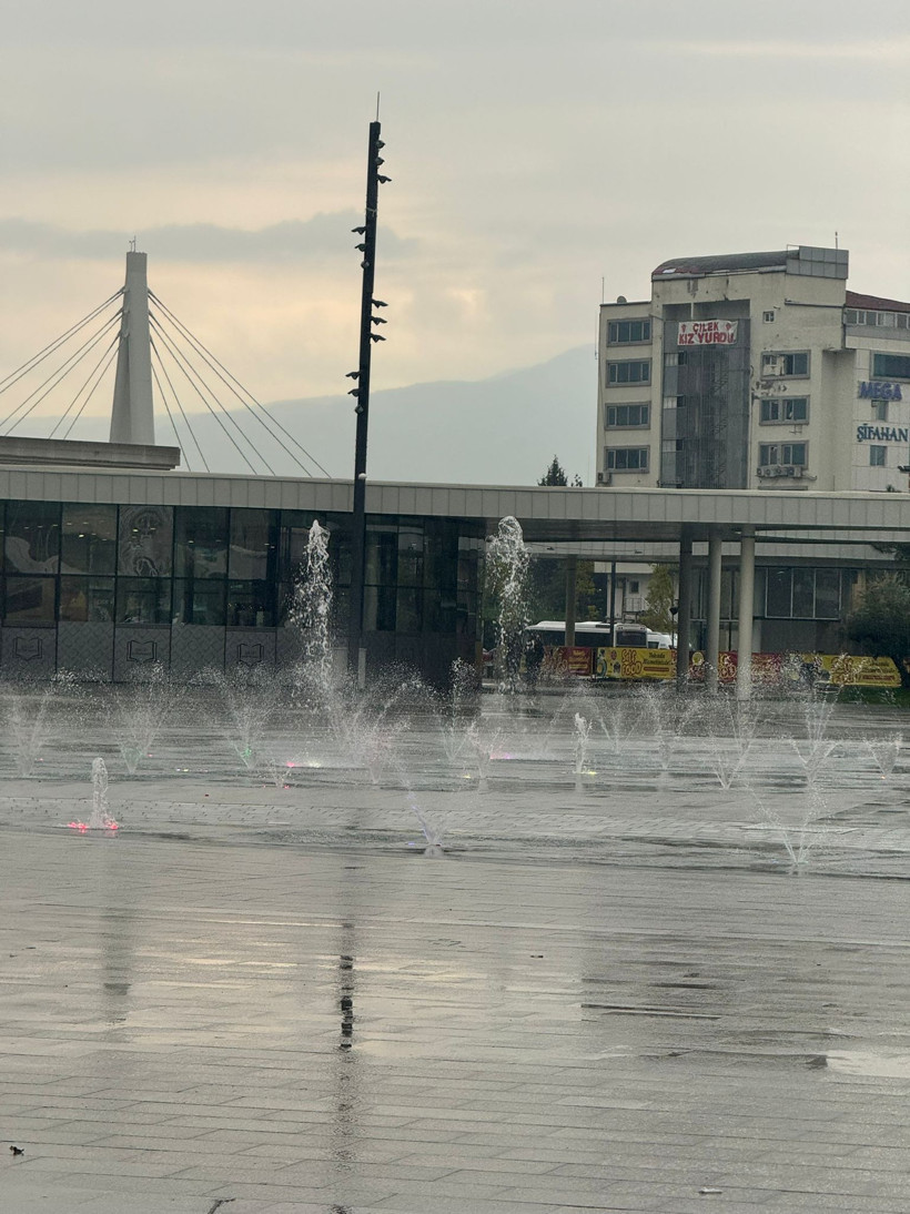 Yağmur yetmedi fıskiyeyi açtılar (!)
