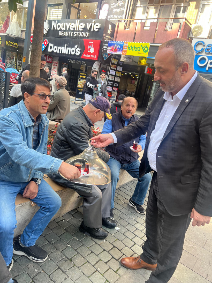 MHP’li Başkan çay servis etti