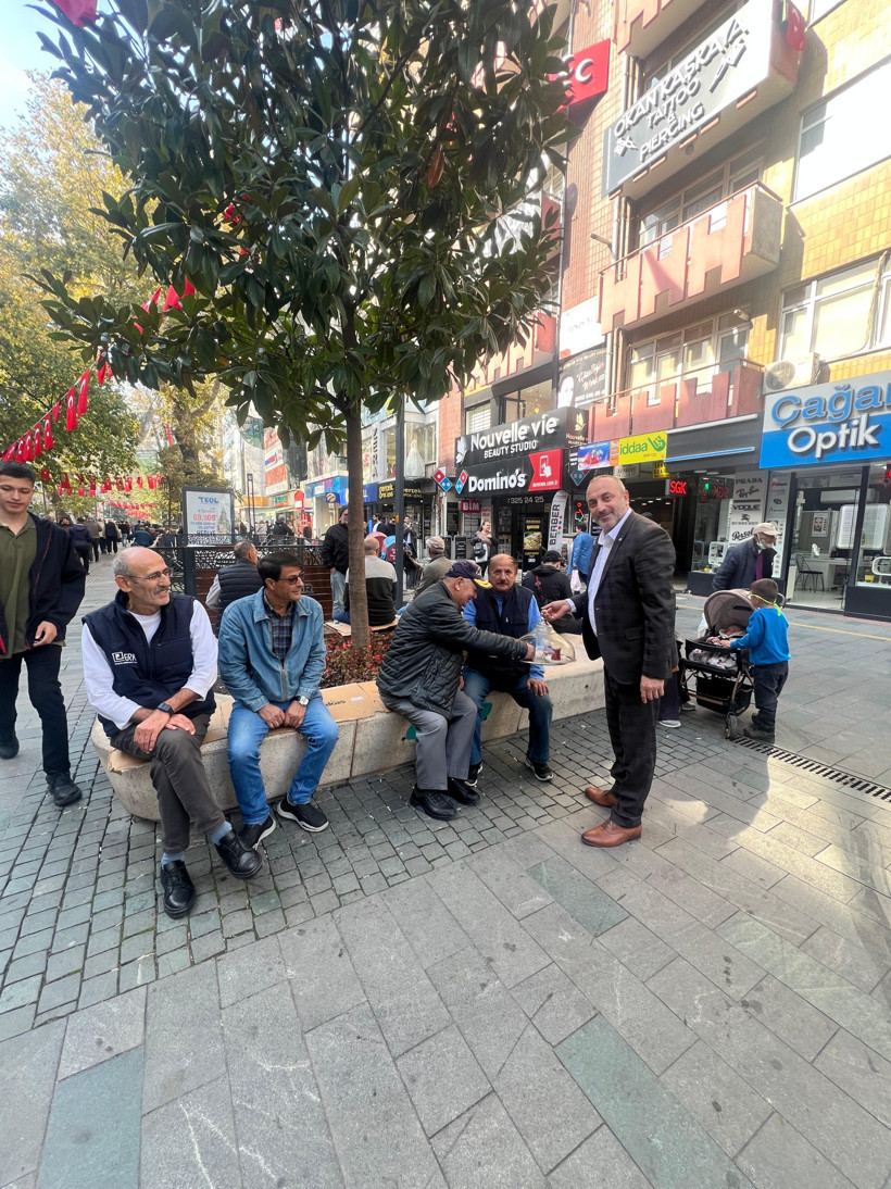 MHP’li Başkan çay servis etti