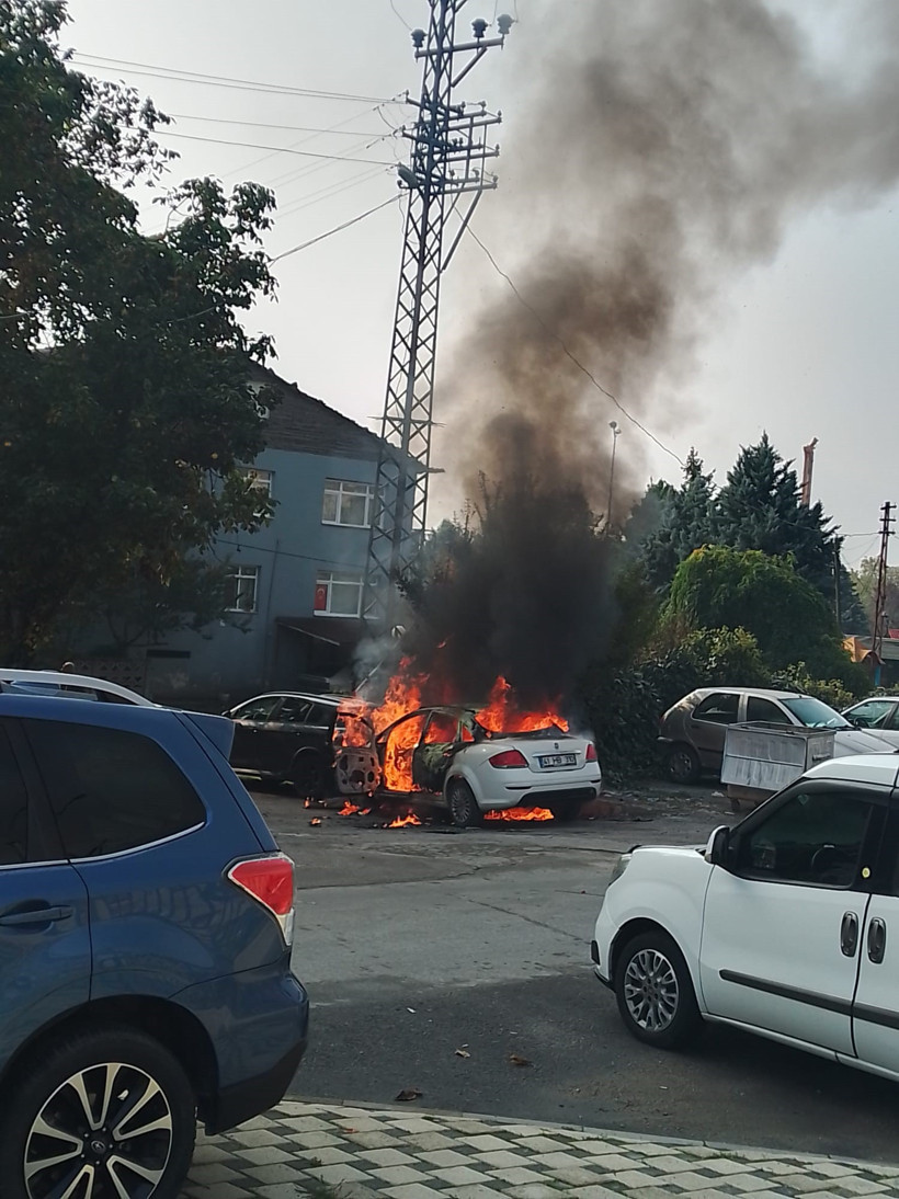 Kocaeli'deki araç yakıt aldıktan sonra alev aldı! 2 araç kül oldu