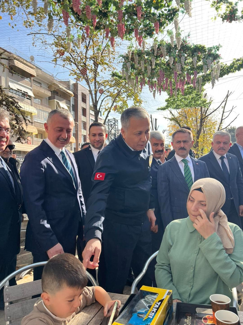 İçişleri Bakanı Yerlikaya Kocaeli'de! Namazını Yeni Cuma'da kıldı