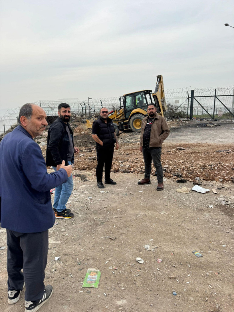 Dilovası’nda mahalleli kepçe kiralayıp kazılan yerleri doldurdu