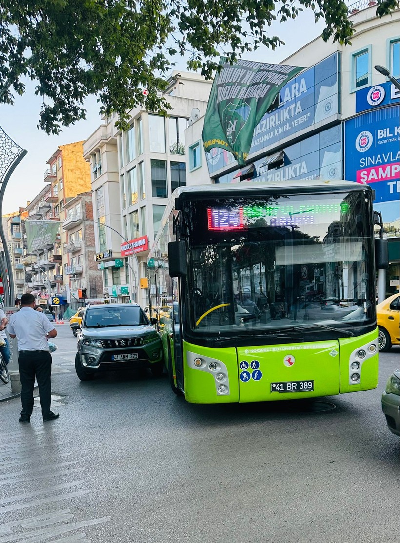 İzmit'teki işlek caddede otobüs ile otomobil çarpıştı