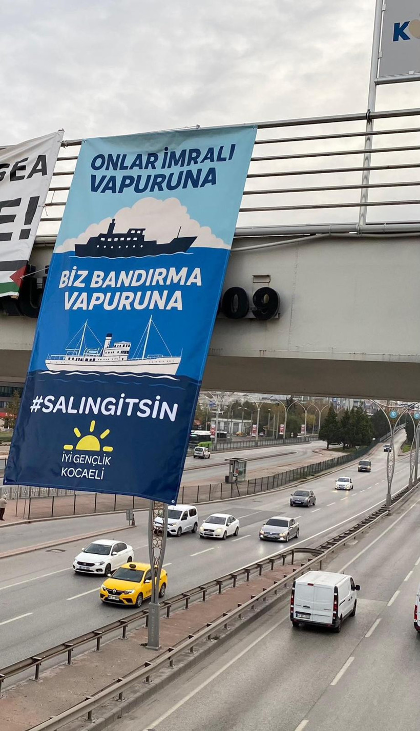 İYİ Partililer, İzmit’i Bahçeli’ye göndermeli afişlerle donattı!