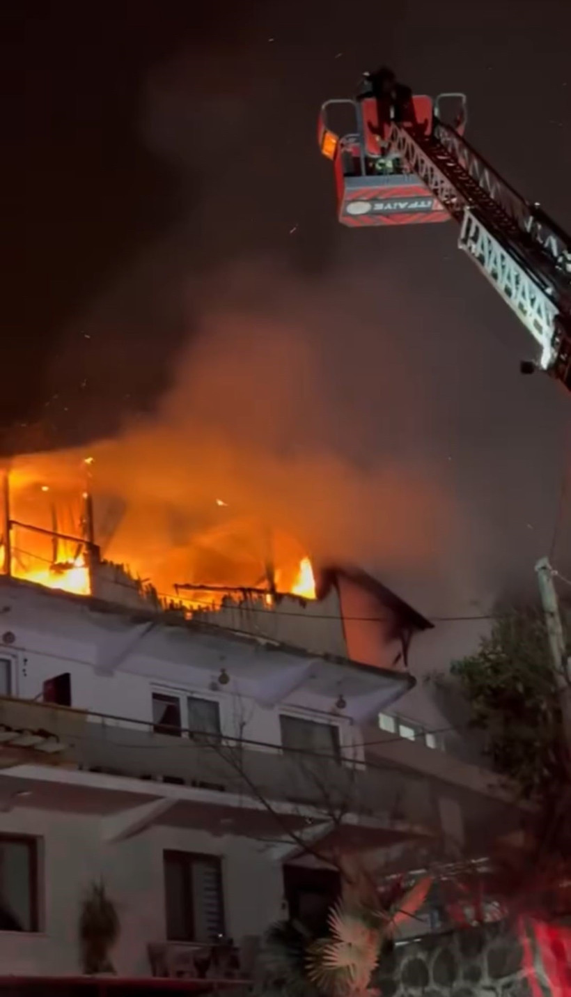 2 katlı evin çatısı alevlere teslim oldu