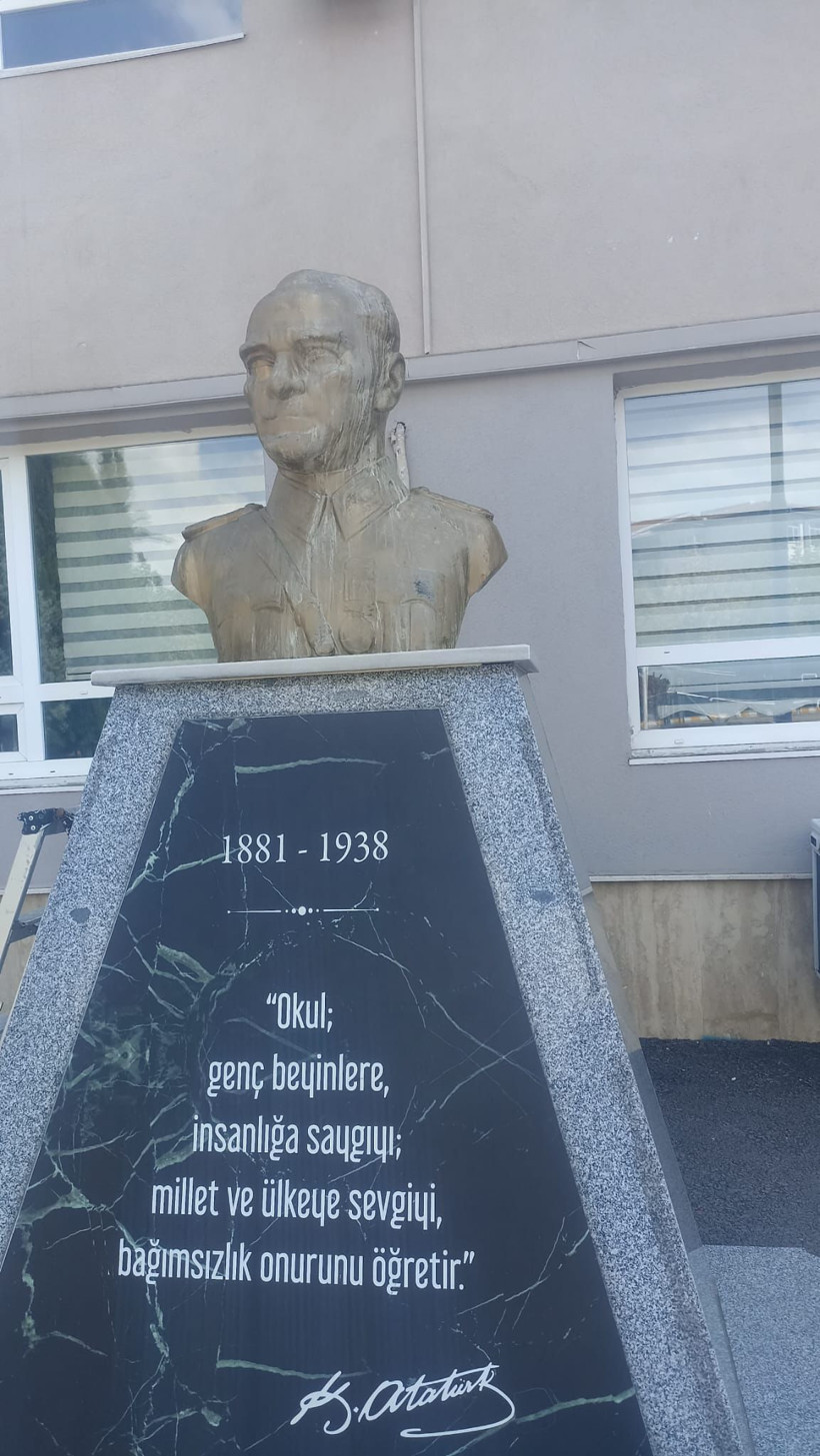 Herkes göreve! Okul bahçesinde utanç manzarası: Atatürk anıtı dökülüyor