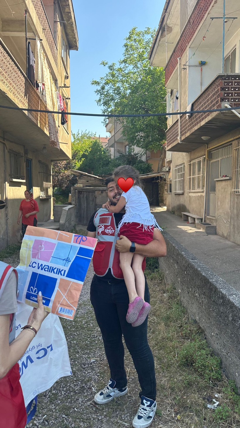 CHP’li gençlerden çocuklara bayramlık