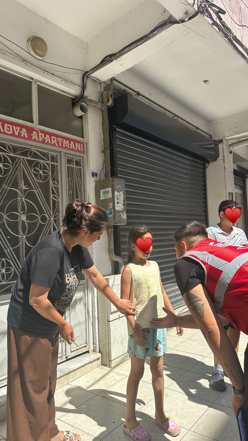 CHP’li gençlerden çocuklara bayramlık