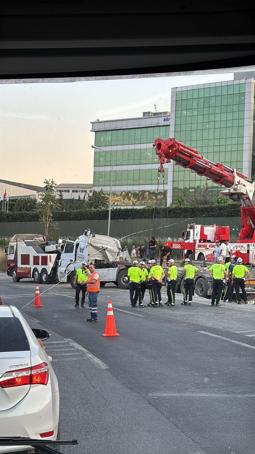 Kocaeli'de feci kaza sonrası trafik kilitlendi