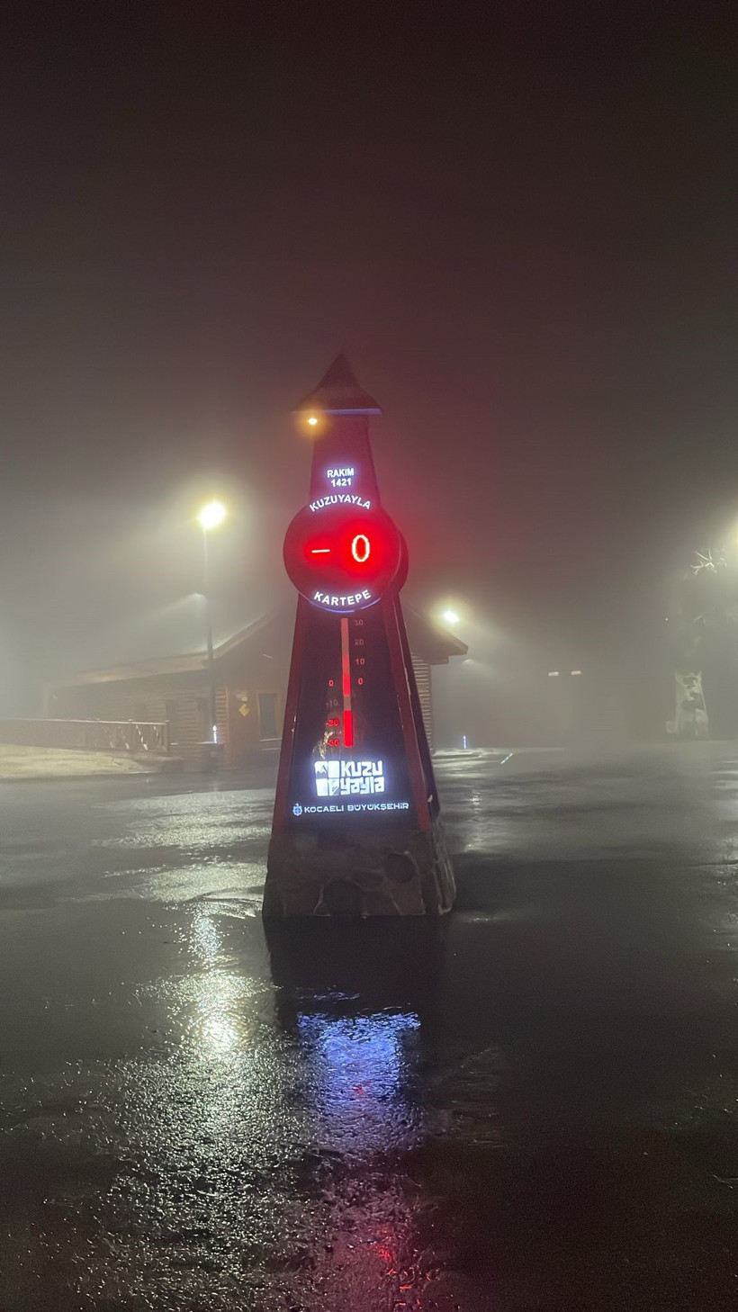 Kış turizmiyle ünlü Kartepe Kuzuyayla'ya kar yağdı