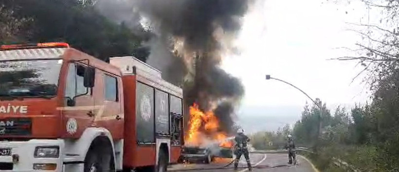 Kocaeli'de seyir halindeki otomobil alev aldı