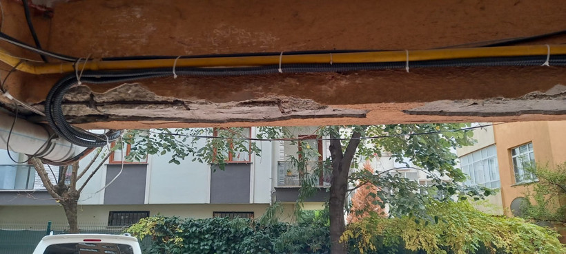 Gebze’deki 48 dairelik bina korku saçıyor