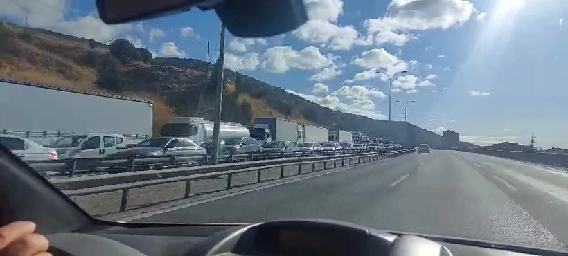 Kocaeli’de mıcır yüklü tır devrildi, İstanbul istikametinde trafik felç oldu