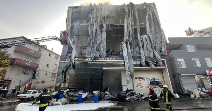 AKP'li Hamza Şayir’den bu utanç fotoğrafının hesabını kim soracak? Yıkmayıp bir de önünde poz vermiş!