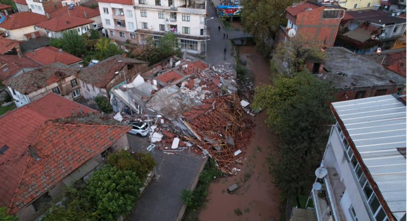 Balıkesir'deki depreminde çöken binalar sabahın ilk ışıklarıyla böyle görüntülendi