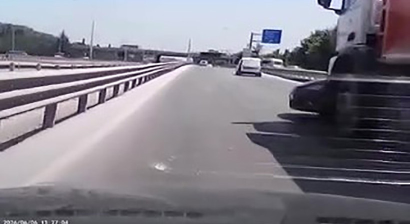 Kamyon otomobili önüne katıp sürükledi! O anlar kamerada
