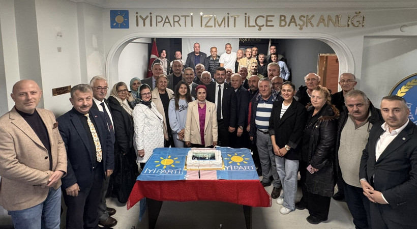 İYİ Partililer 8. Yılı pasta keserek kutladı