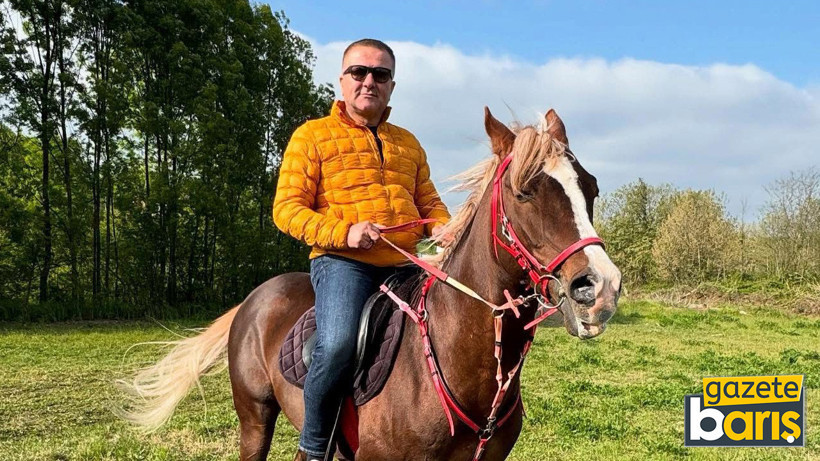 Eski AKP’li başkandan atlı şiirli poz