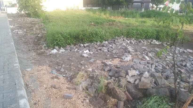 Kartepe'de göz göre göre israf: Parke taşları çöp oldu!