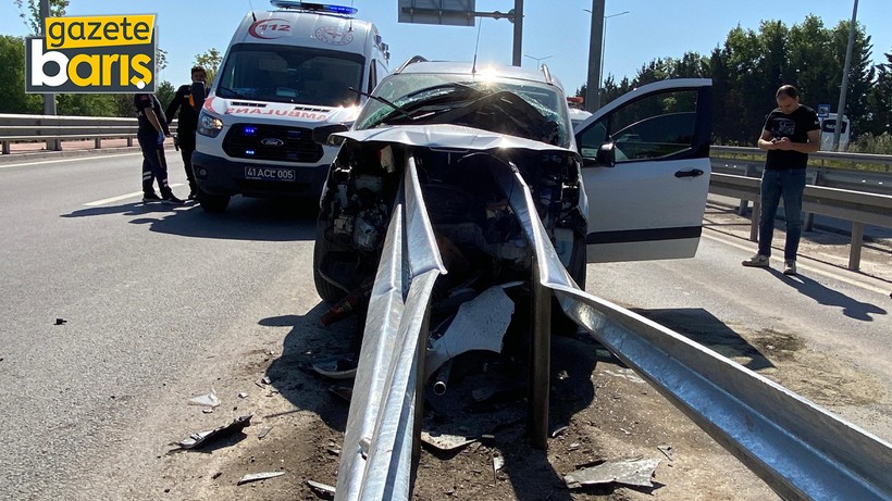 Hafif ticari araç bariyere saplandı