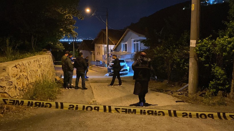 Kurşun yağmuruna tutulan otomobil kaza yaptı