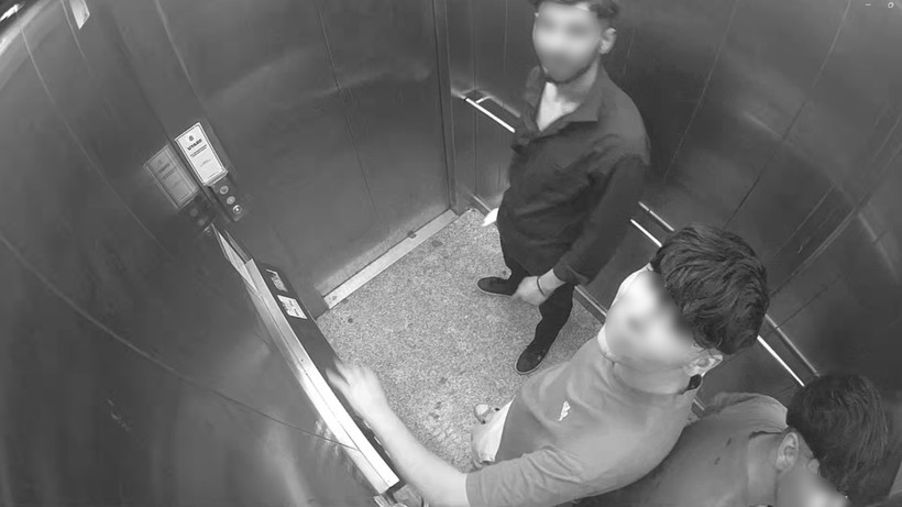 Yine asansör, yine saldırı: Bu sefer güvenlik kamerasını hedef aldılar