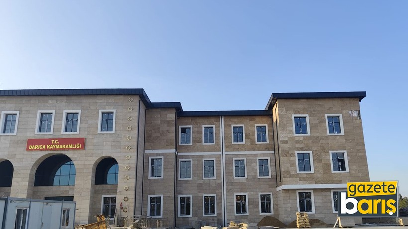 Darıca Hükümet Konağı binası şimdiden dökülüyor