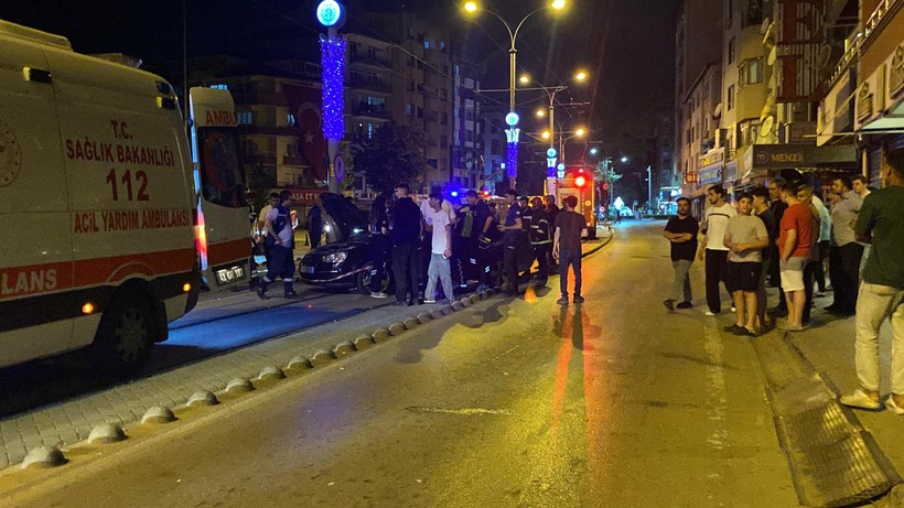 Kocaeli'de alkollü sürücü tramvay yoluna daldı, dehşet saçtı!