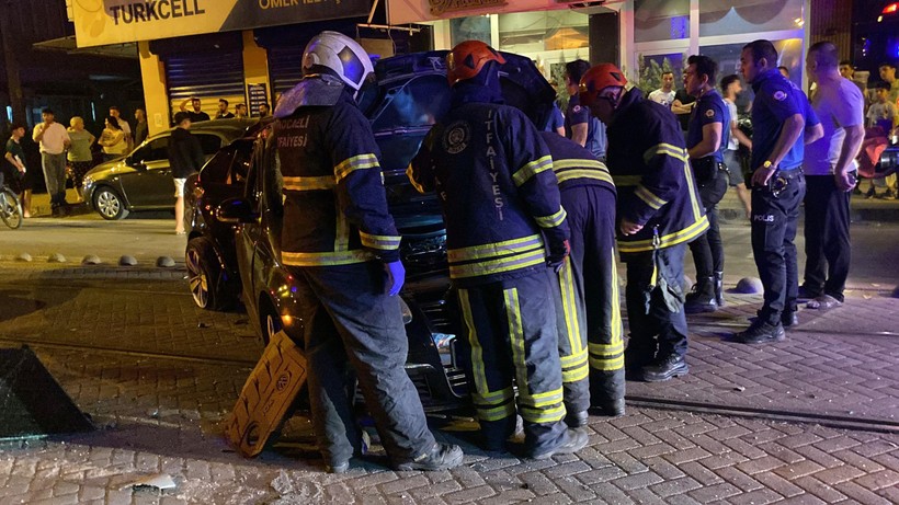 Kocaeli'de alkollü sürücü tramvay yoluna daldı, dehşet saçtı!