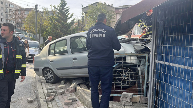 Kocaeli'de bir garip kaza! Park halindeki araca çarpıp evin çatısına çıktı