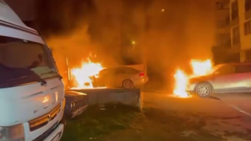 Kocaeli&rsquo;de park halindeki ara&ccedil; alev alev yandı! Yangın diğer ara&ccedil;lara sı&ccedil;radı