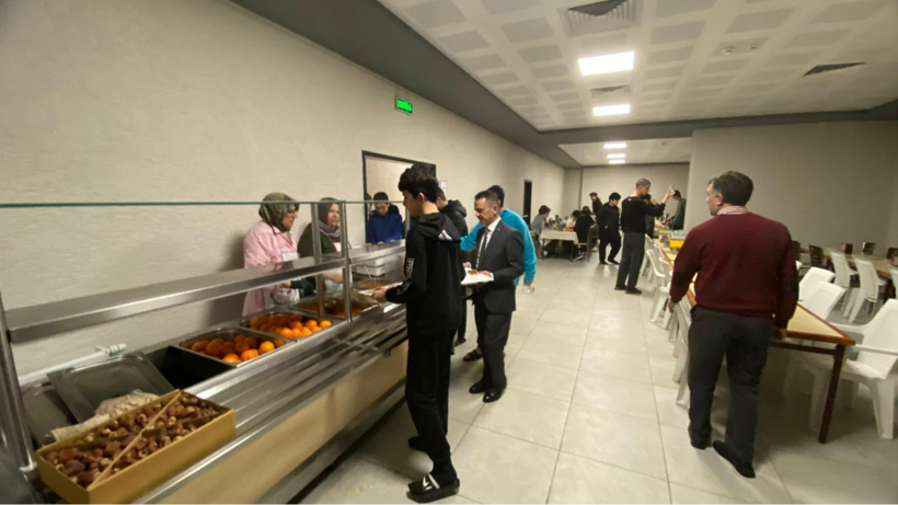 Vali iftarını İmam Hatip öğrencileriyle yaptı