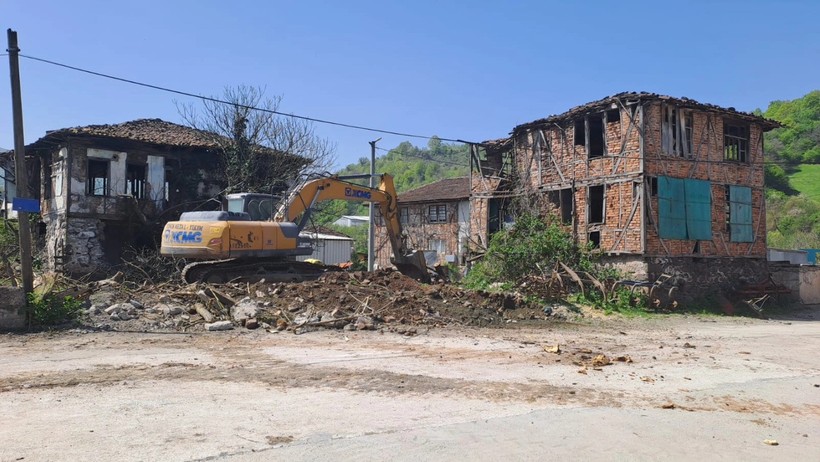 Gölcükte 141 bina yıkıldı