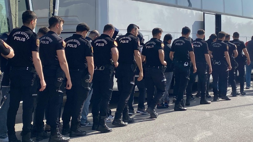 Sahte araç kiralama sitesiyle 122 kişiyi dolandıran 52 şahıs tutuklandı