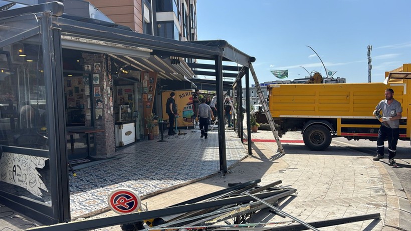Kartepe'de ruhsatsız iş yerlerine acımadılar!
