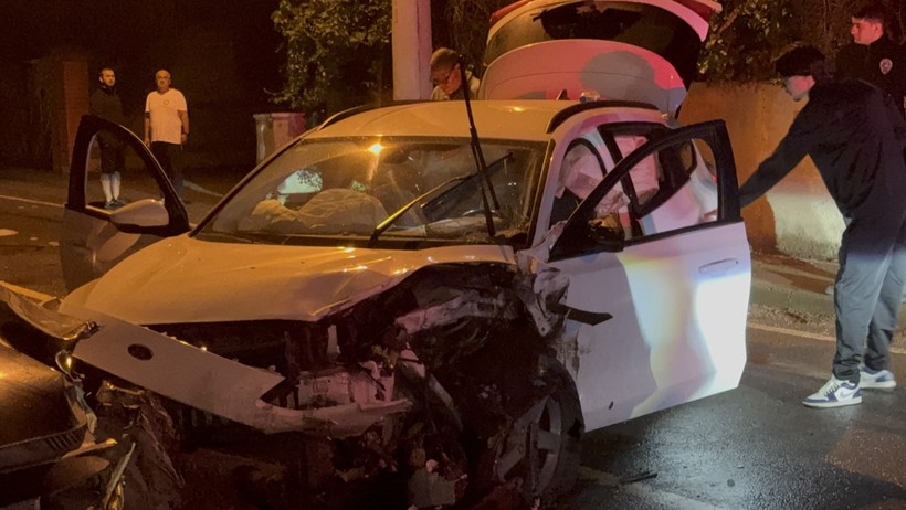Kocaeli'de 2 araç kafa kafaya çarpıştı: 6 yaralı!