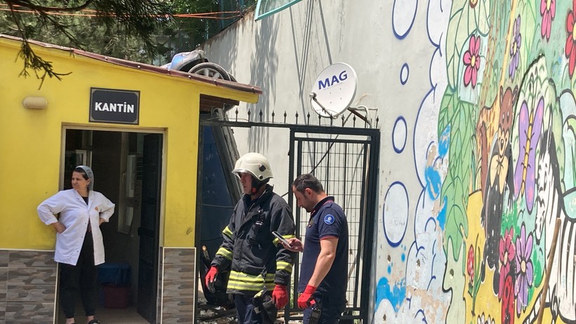 Facianın eşiğinden dönüldü: Otomobil okul bahçesine uçtu